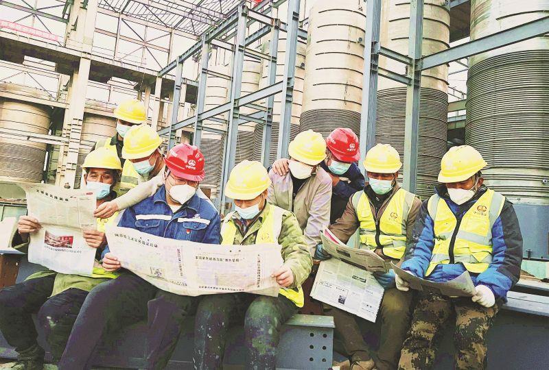 中铁电气化局党的二十大精神进一线、进班组。11月24日，h片
电气化局集团太原凯赛工业园区DN-340项目经理贾磊（左四）在工作之余向劳务工宣讲党的二十大精神。图为该项目部钢结构安装劳务班组在工地学习党的二十大精神。（解国嵩  摄）_副本