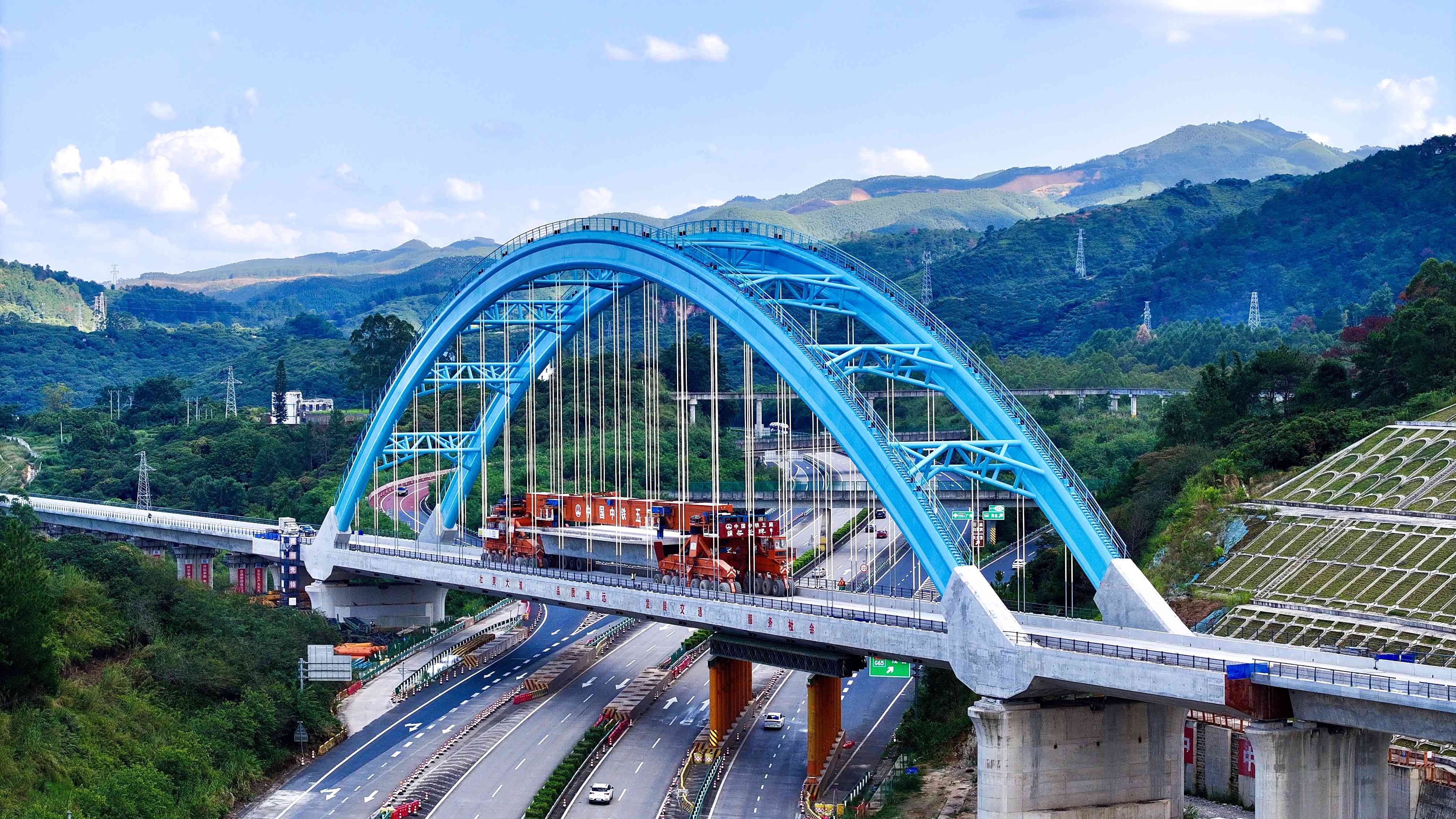 南珠高铁玉岑段全线架梁完成